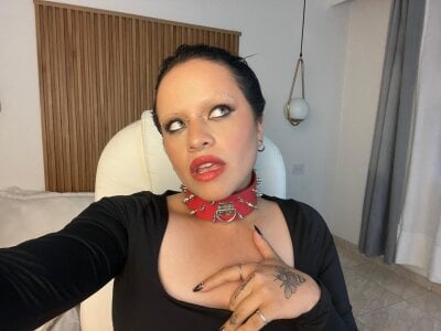 Alaska_deluxe DominATrix Gambar