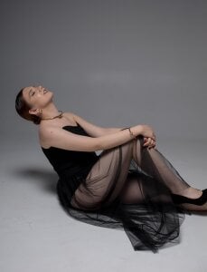 LessySmith Glamor magazine Pic 3