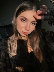 ZanaBreland 3  2টি ছবি