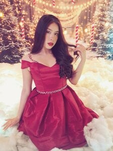 SarahMiler_ wear red. There is nothing stronger than a woman in a red dress Pic 2