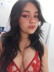 Lucy_allen1 I love red 🌹 . fénykép