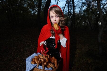 SelinSwarovskiLittle Red Riding Hood图片
