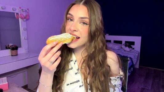 MachelleSpader Eating a sweet cclair Hình 2