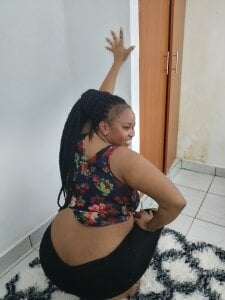 Curvy_Latoya