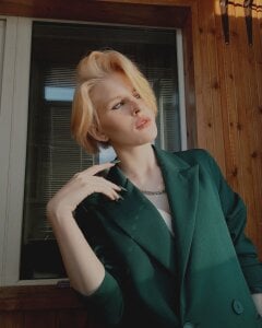 AnnaleePake Hoping for the best Pic 3