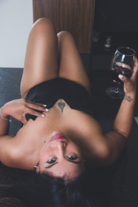 Latina_candy01 everything is warmer with a glass of wine🍷🔥 Foto 3