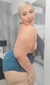 LeahMillerr BBW body, tight jean shorts🍑 Pic 4
