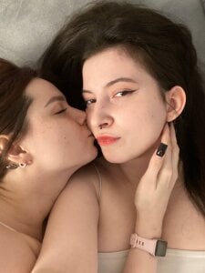 LaneDoellのsexy lesbiansの 2枚の写真