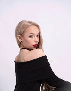 KateEvancee's Red lipstick Sex Photo 1