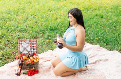valerysexyy: picnic 🍇🍷 ( 4 фото)