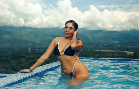 Niky_Vega Pool Day🩵 Billede 3