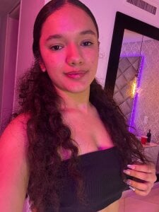 TinyCurlQueen kiss Pic