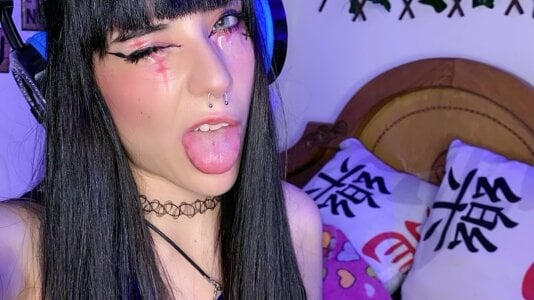 StrangeDesire girl who loves video games Pic 2