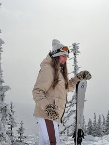 Kelly_Hardy I spent this weekend at a ski resort. 🏔️ So much snow at an altitude of 3000 meters❄️🎿. صورة واحدة|Kelly_Hardy I spent this weekend at a ski resort. 🏔️ So much snow at an altitude of 3000 meters❄️🎿. ص ورتان|Kelly_Hardy I spent this weekend at a ski resort. 🏔️ So much snow at an altitude of 3000 meters❄️🎿.  2 صور|Kelly_Hardy I spent this weekend at a ski resort. 🏔️ So much snow at an altitude of 3000 meters❄️🎿.  2 صورة