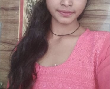 Erotic-Girl Public Pic