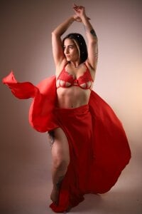 violet_scott_ 💄 A body shaped by confidence. Gambar