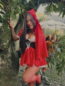 LucianaaMorena lost in the forest . fénykép