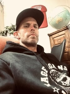 dickshadows: Public ( 2 фото)