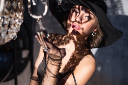 Kylie_Desire Kylie and her hat Pic