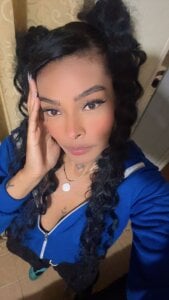 “Admit it… you’ve already fallen for me a little.” de EmmaEbony_ Foto 2