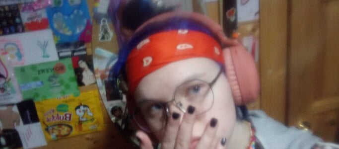 CurlaPettyBom what kind of music do you like to listen to? รูป  3