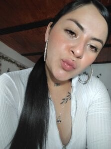 Emily-Hot_ Public Pic 8