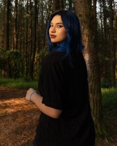 Amy_Parkker Amy in the woods 🌎 Pic 3