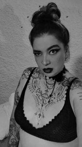 poisson_ivy to black and white 🖤🤍 slika 2