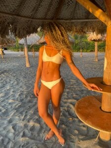 angelkyraasm Beach day 💦🏝🌤💧🌊 Poză 5