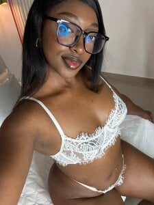 YallianaBrooks Sexy lingierie 🤍 Foto 4