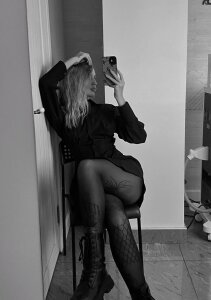 AmyLowe04 black + white Pic