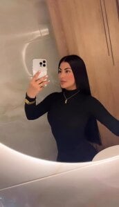 Mia_Paradis Public Pic 3