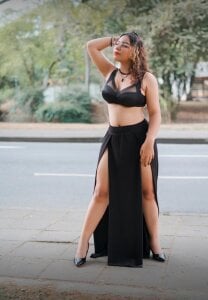 cutiecurvyForeign Public Pic 4