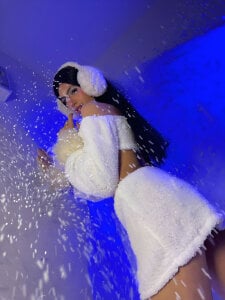 NickiWestt___ ❄️ Winter Glow Pic 2