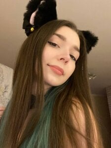 VeIvet_Kiss cute little kitty Pic