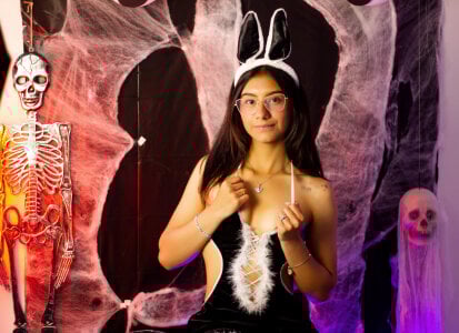 Mia_clark18 “Warning: too hot to scare” รูป  2