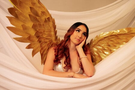Pia_Johnson_ Gold angel💛🤍 Pic 2