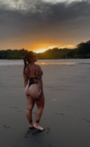 ZoeVelvet Sun, beach and sand ☀️🐚 Pic 3