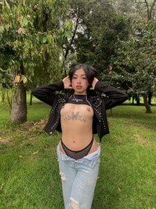 MadyJackson Wouldn't you like to take my clothes off in nature? 🪵😈🍃 Foto 3