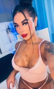 tinaqueen_noa Don't just stare... write to me.👀 Foto