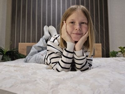 EssieVogel shy girl Pic 5