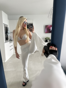 White_Lotus_ASandra Public Foto 2