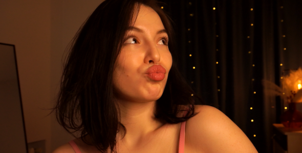 RoseBIeuMaking faces at the camera照片 4