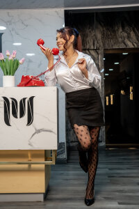 Arianaa_collinsのHow can I help you, boss? 😏の 4枚の写真