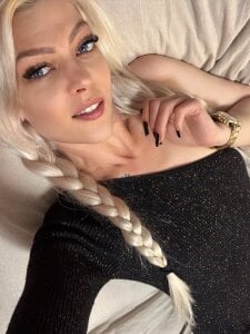 Melina_Diamond Public Pic 2