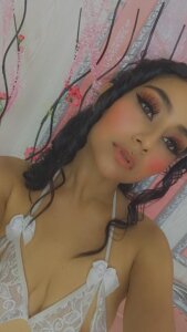 Sara_Noa with my cell phone Pic 2