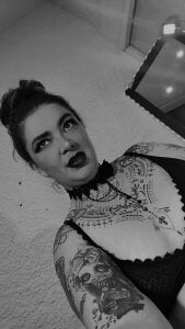 poisson_ivy to black and white 🖤🤍 slika