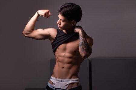 TonyPetrovjs Closer than ever Bilde 2