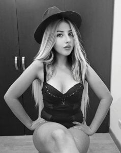 itsroxyrose_ Black and White Pic 5