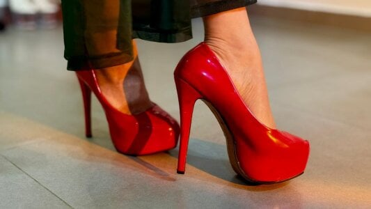 Victoria-Collins_ BLACK OR RED? Pic 2